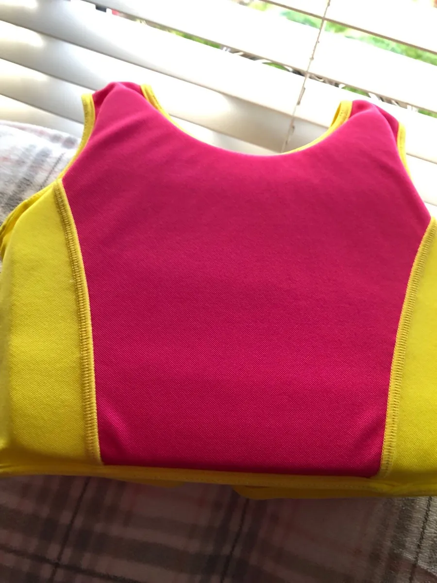 Girls life jacket 2/3 €10 - Image 2