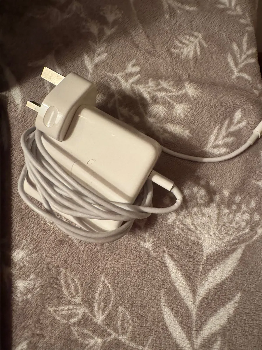 Apple MacBook Pro 15” (2018) – Barely Used + Extra - Image 3