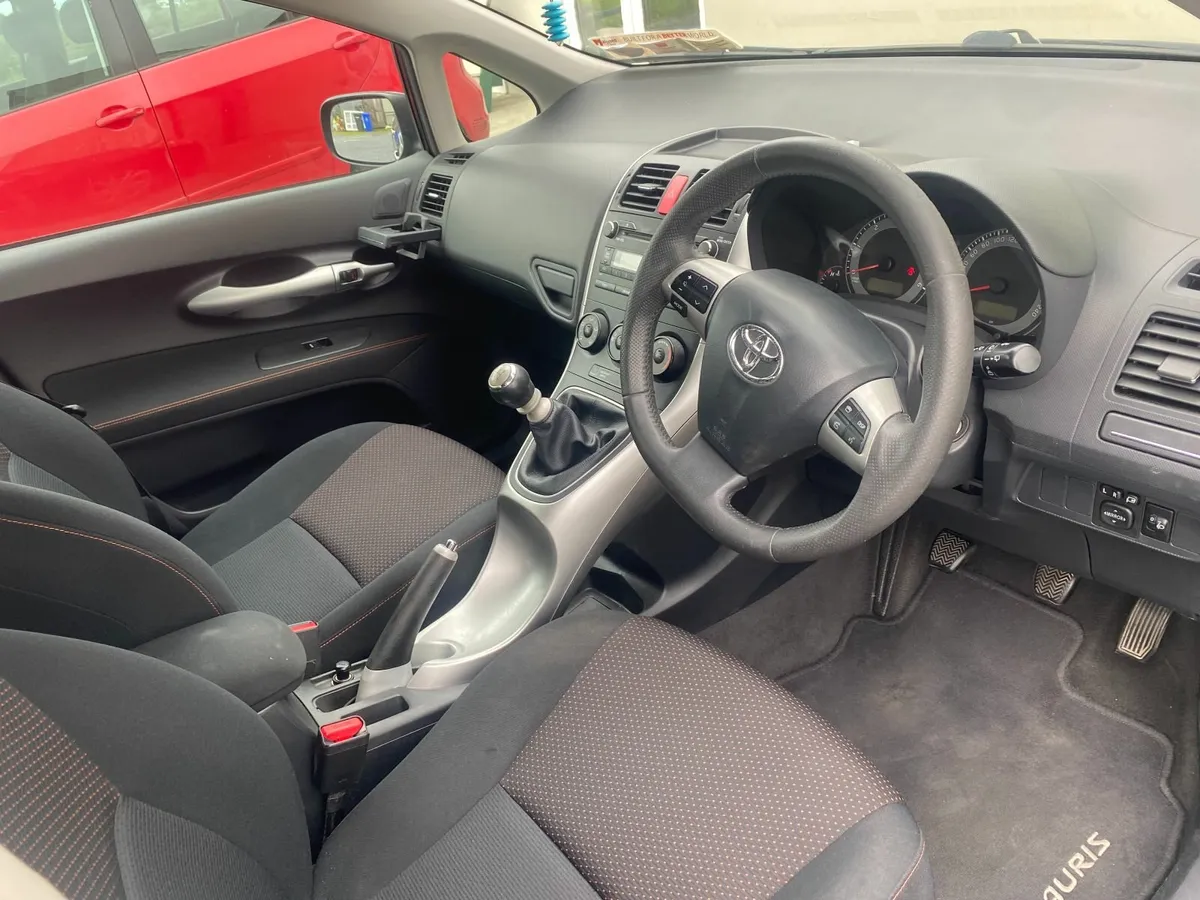 Toyota Auris 2012 - Image 2