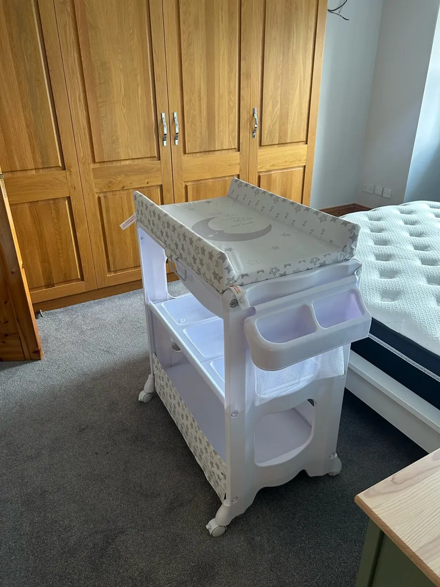 Baby changing table - Image 1