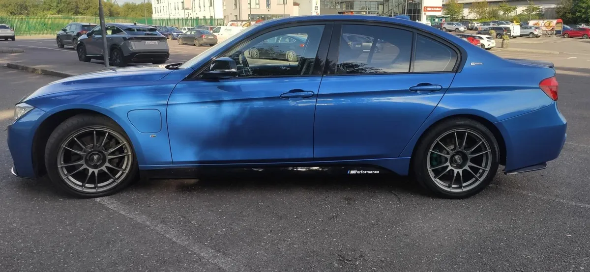 BMW 3-Series 2018 - Image 2