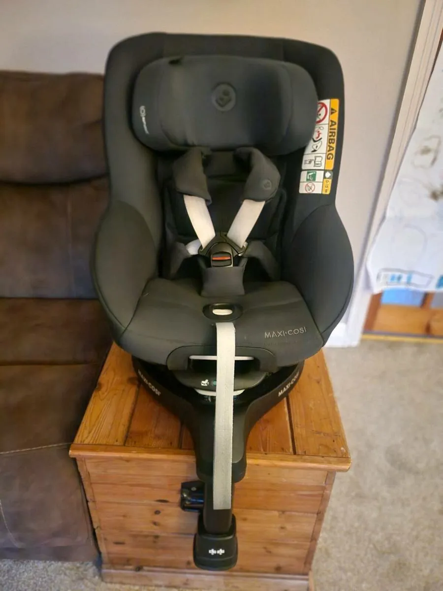 Maxi-Cosi Familyfix 360 Pearl Pro and base. - Image 1