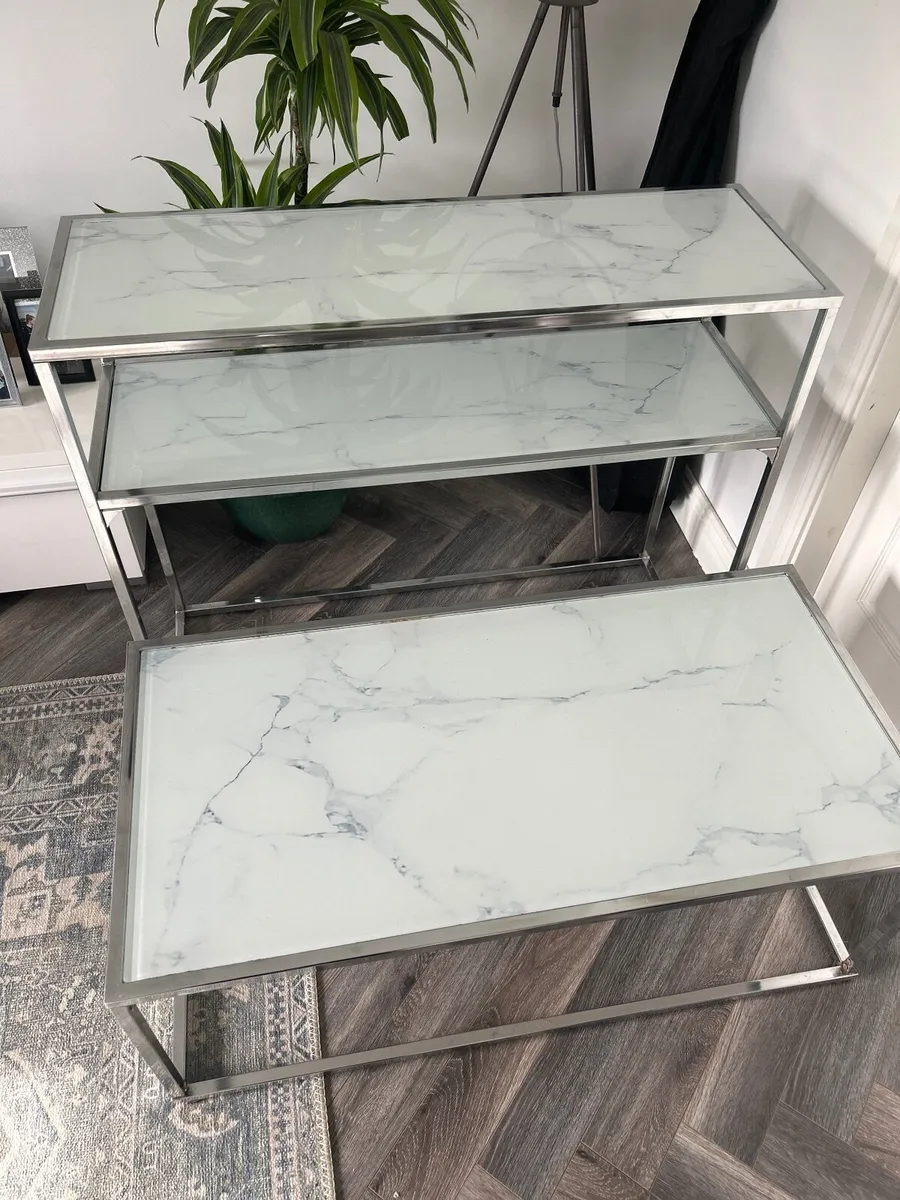 Table set - Image 1