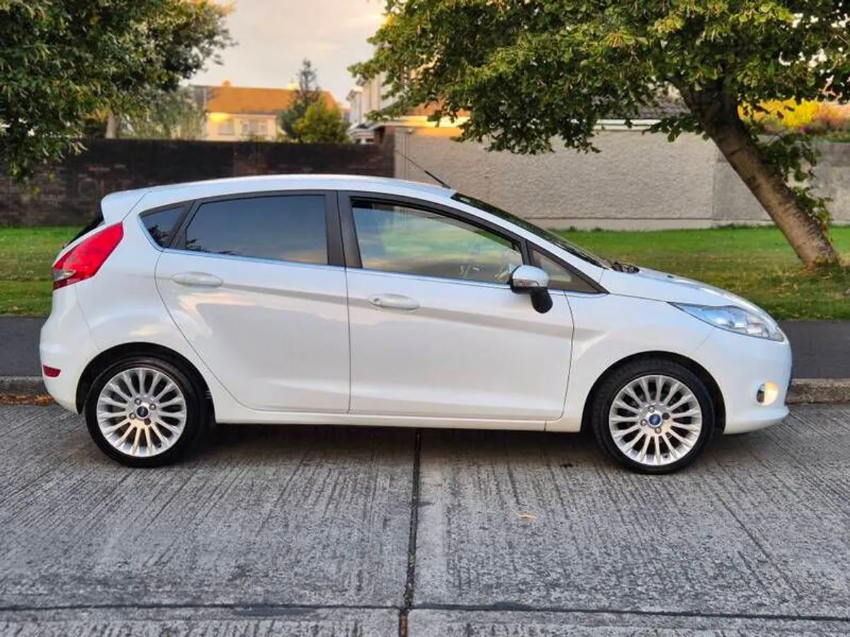2012 Ford Fiesta Titanium - Image 3