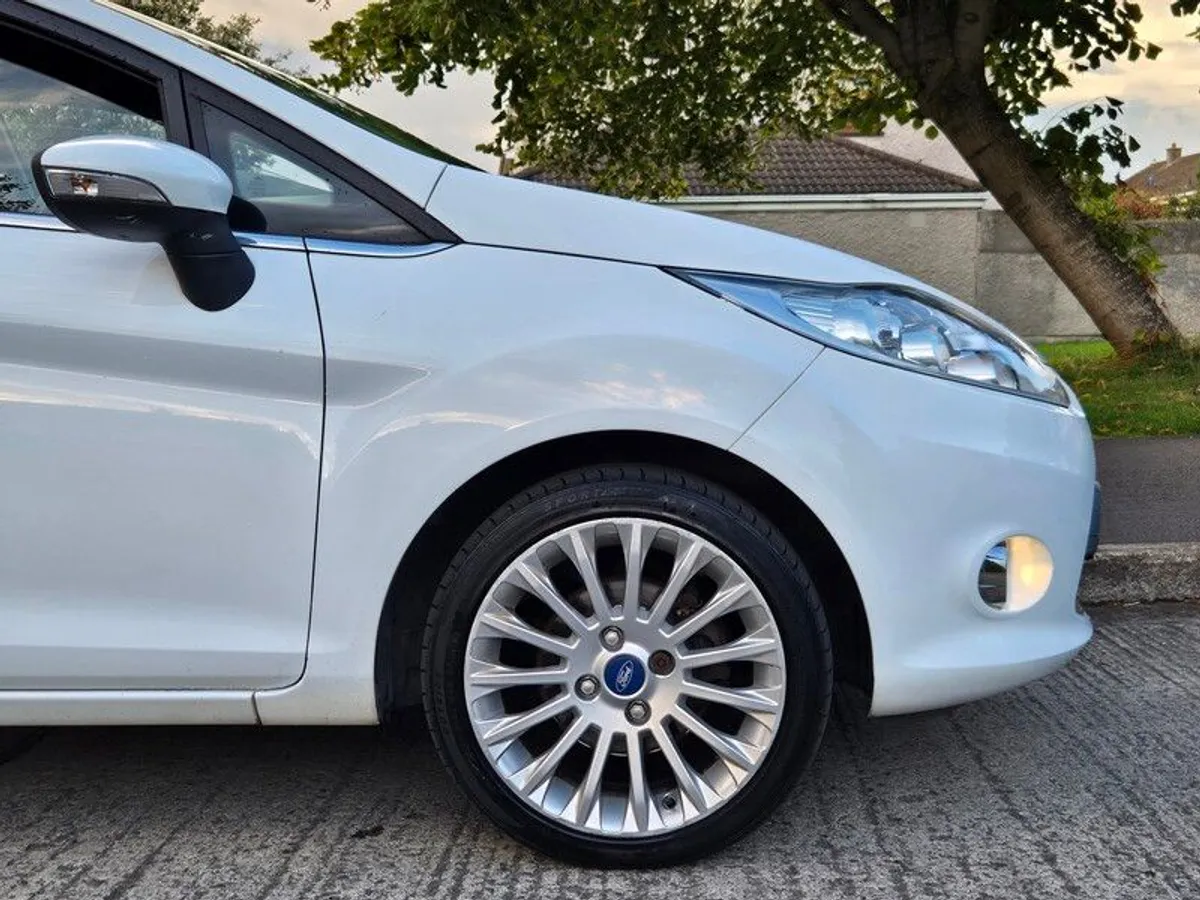 2012 Ford Fiesta Titanium - Image 4
