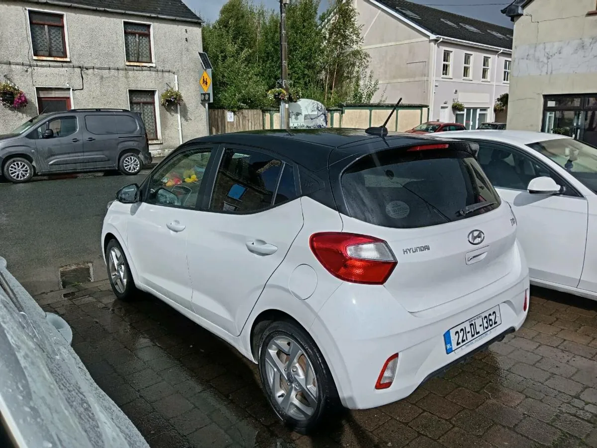 Hyundai i10 Deluxe Plus 2 Tone Roof 5D - Image 2