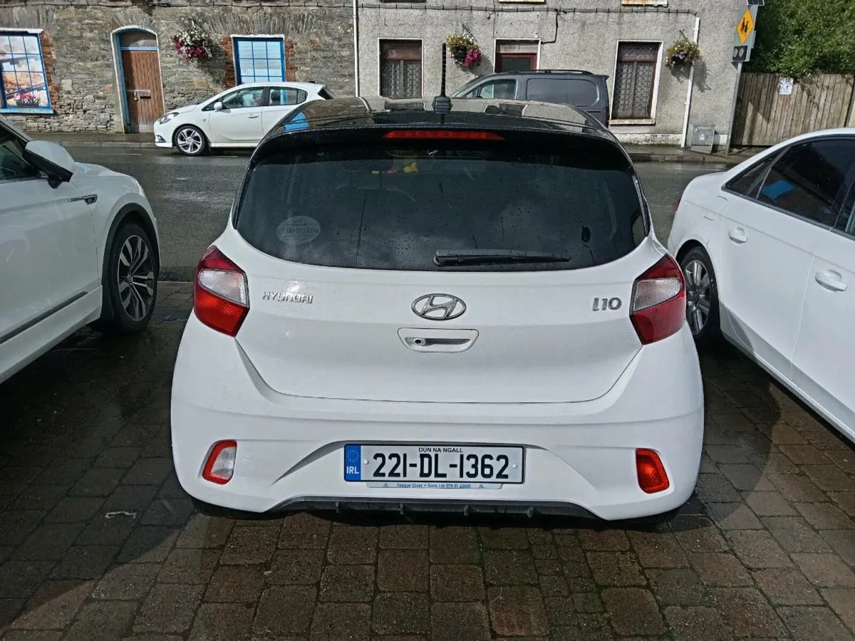 Hyundai i10 Deluxe Plus 2 Tone Roof 5D - Image 3