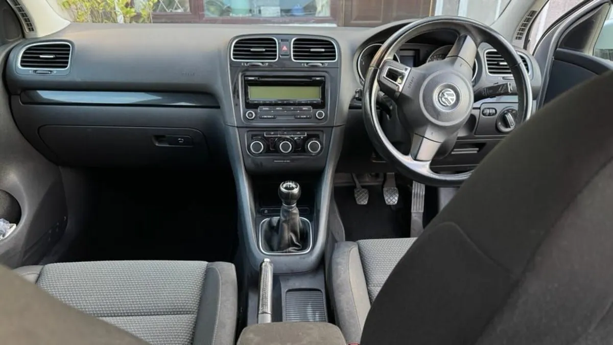 Volkswagen Golf 2011 - Image 1