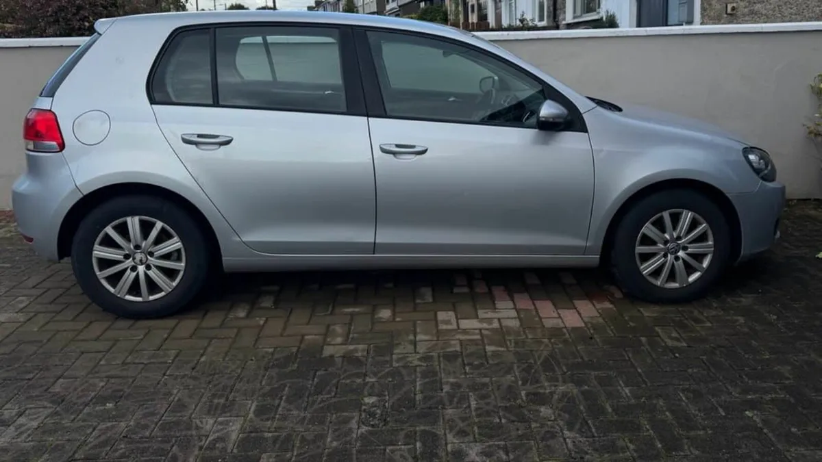 Volkswagen Golf 2011 - Image 2