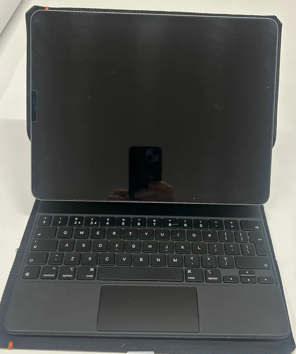 Ipad pro 12.9 inch with magic keyboard - Image 1