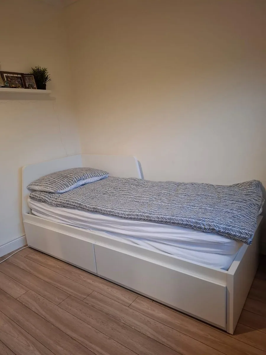 FLEKKE Day bed frame with 2 drawers in white - Image 1