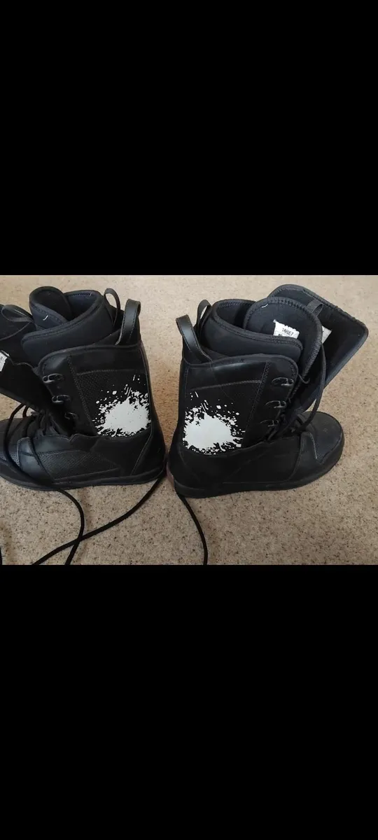 Snowboard, boots and bindings - Image 2
