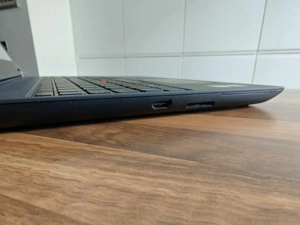 Lenovo ThinkPad P16V gen.2 Laptop | Ultra 7 | 32GB - Image 4