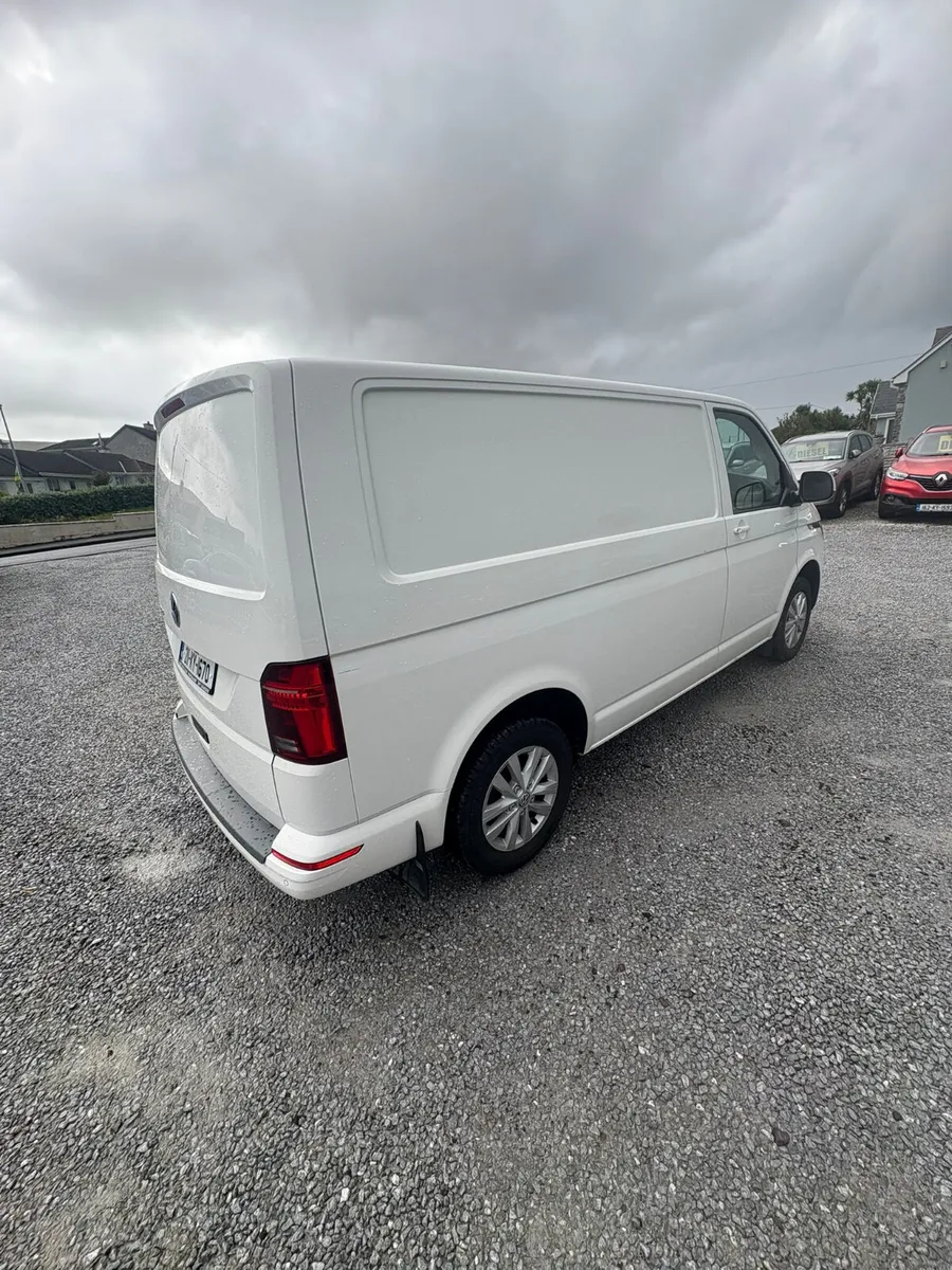 Volkswagen Transporter 2021 - Image 2