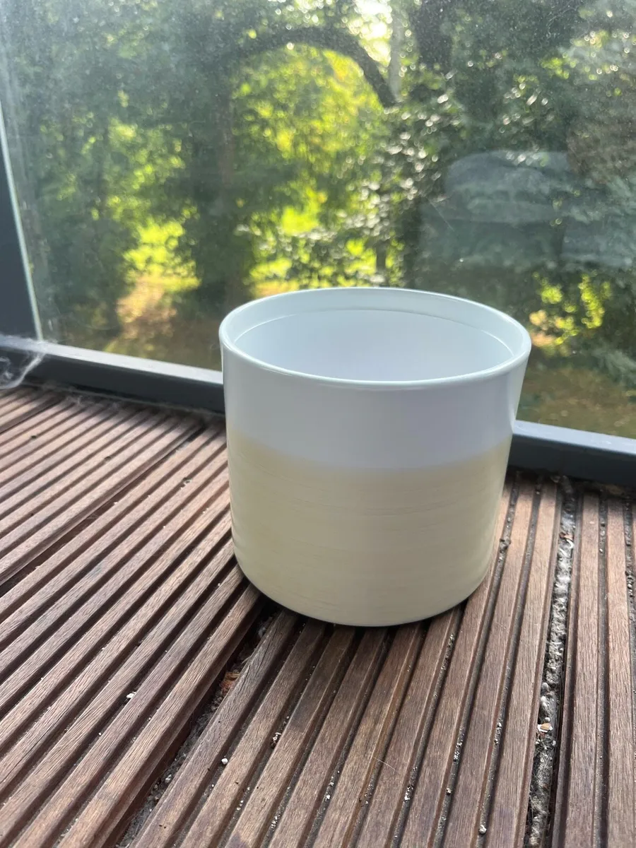 Set of decorative plant pots - Image 1