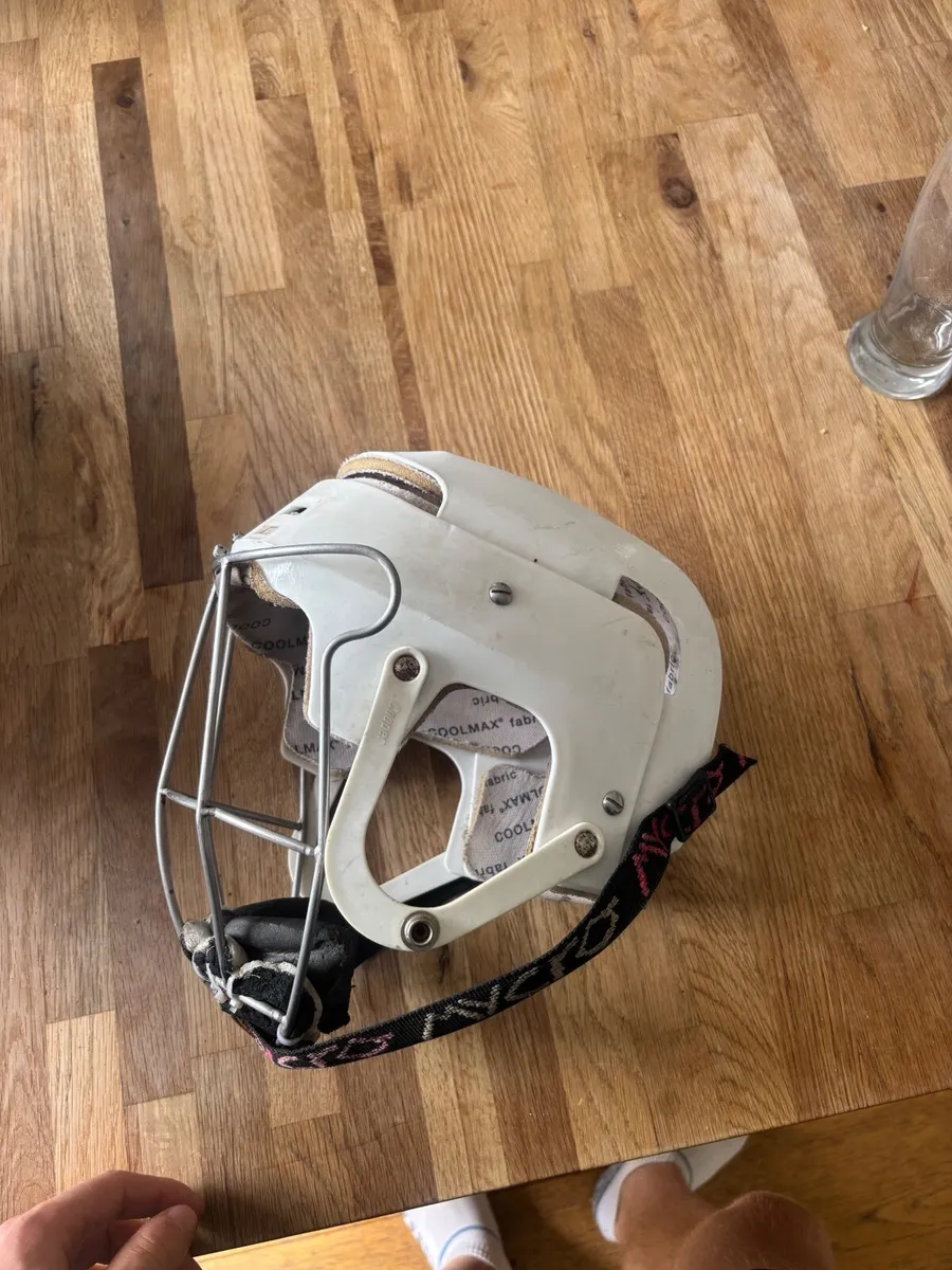 Hurling helmet - Image 3