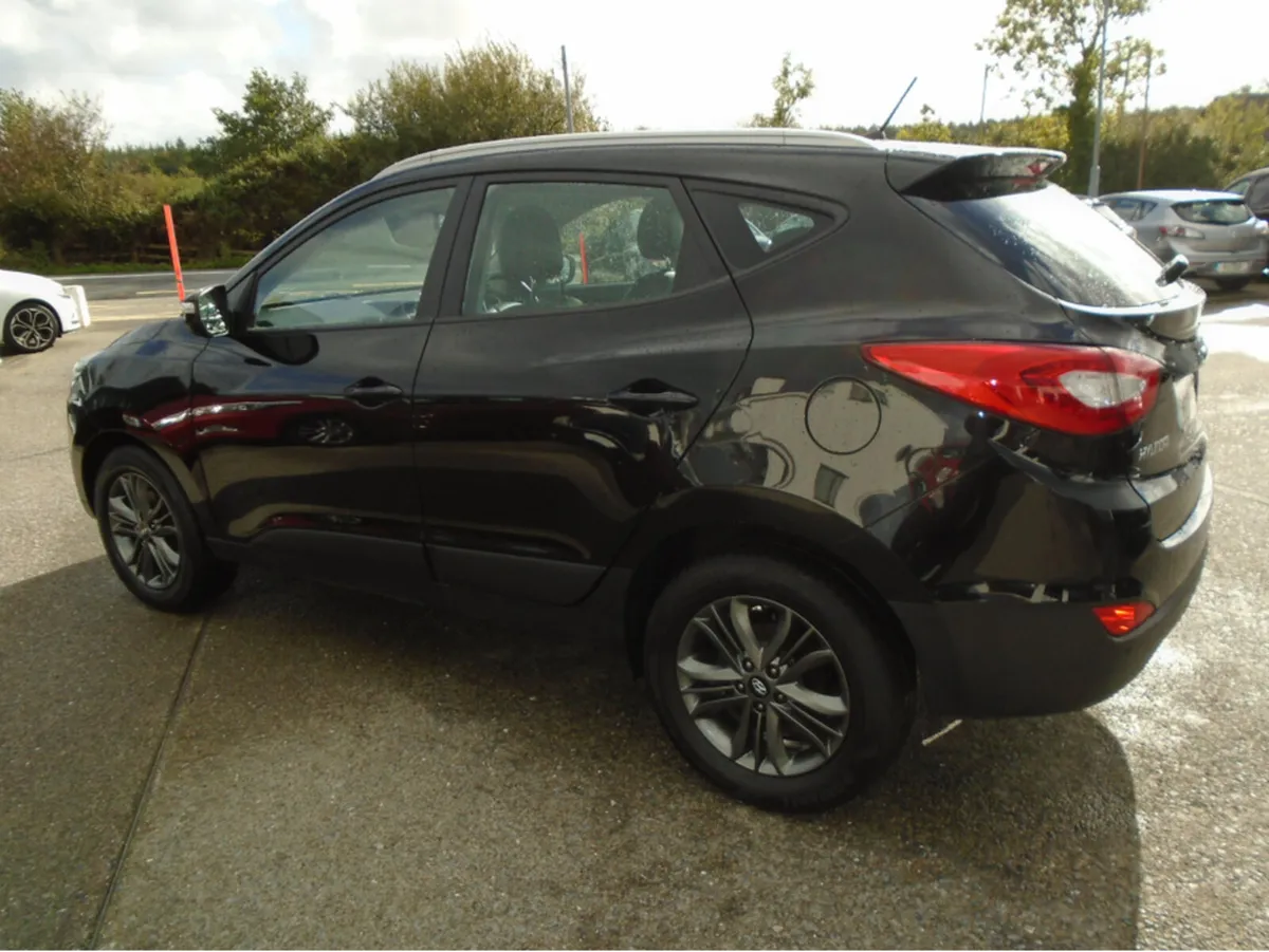 Hyundai ix35 1.7 CRDI SE 5DR  Leather  with Heated - Image 4