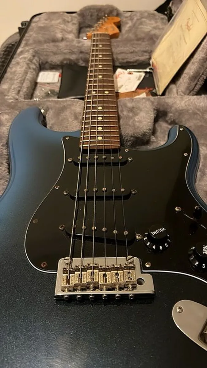 Fender American Professional II Stratocaster Dark Night SSS - Image 2