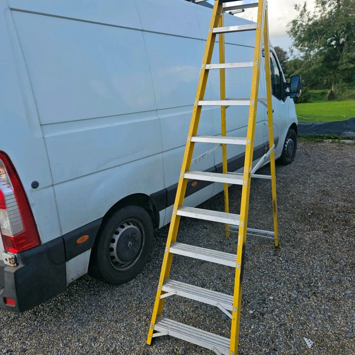 Lyte fiberglass stepladder - Image 3
