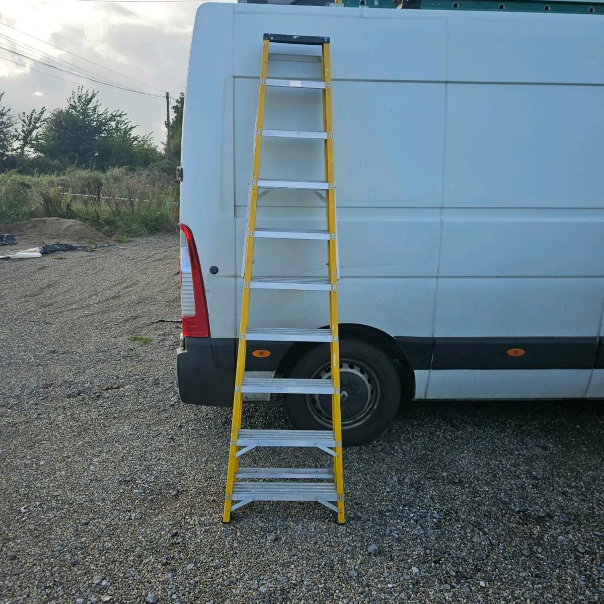 Lyte fiberglass stepladder - Image 4