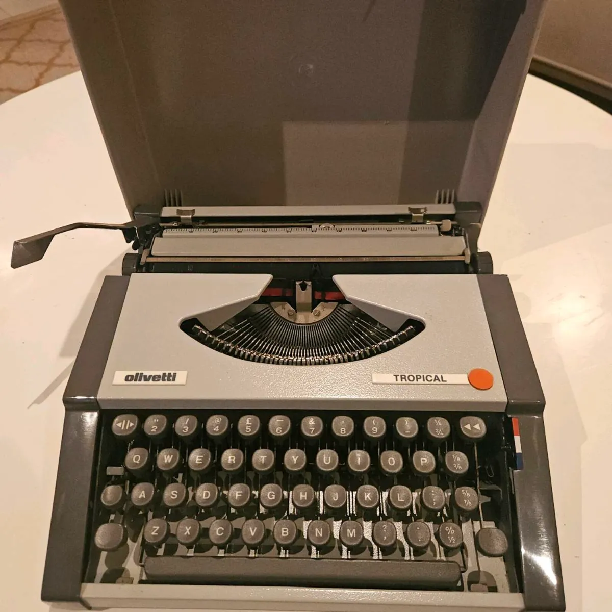 Olivetti tropical typewriter - Image 1