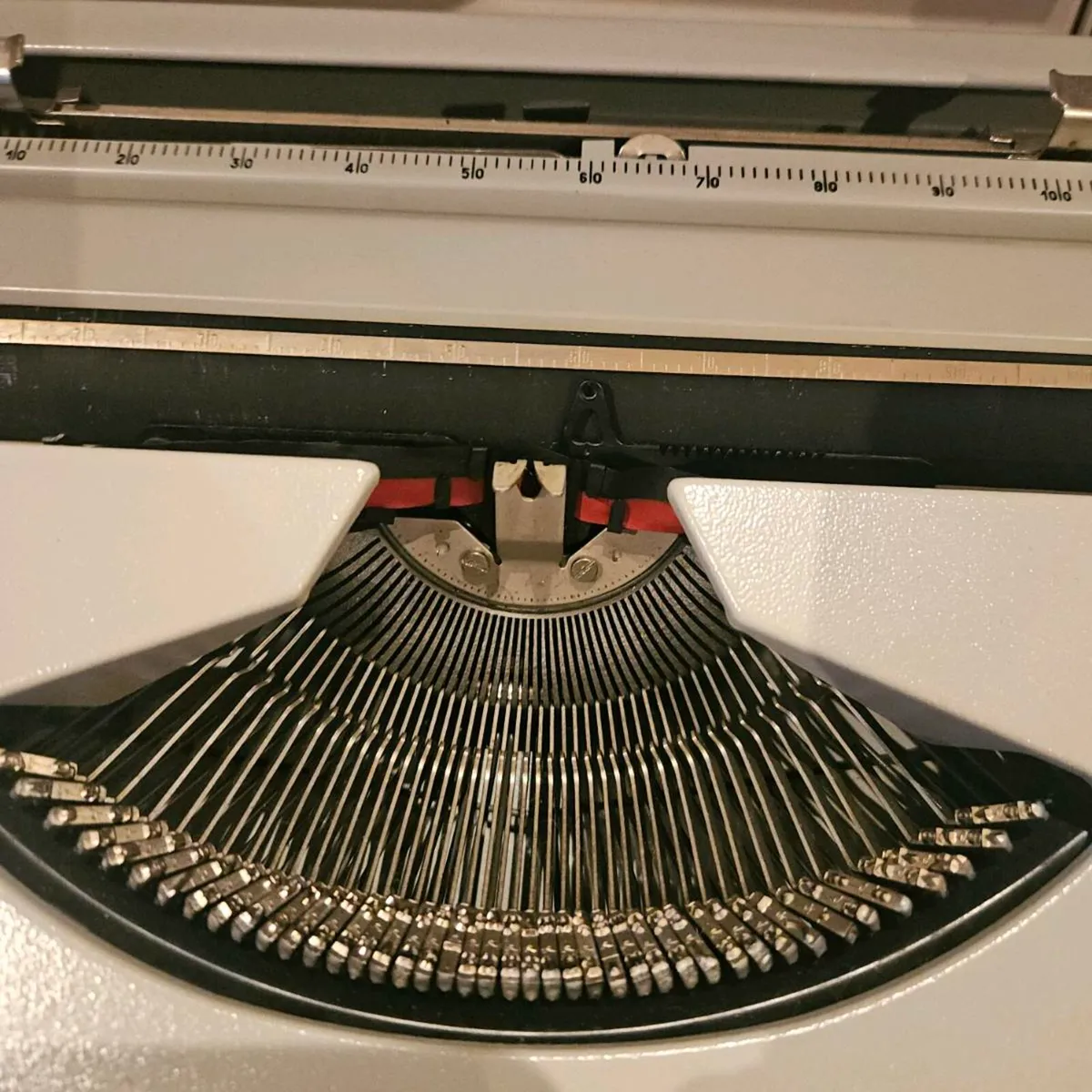 Olivetti tropical typewriter - Image 4
