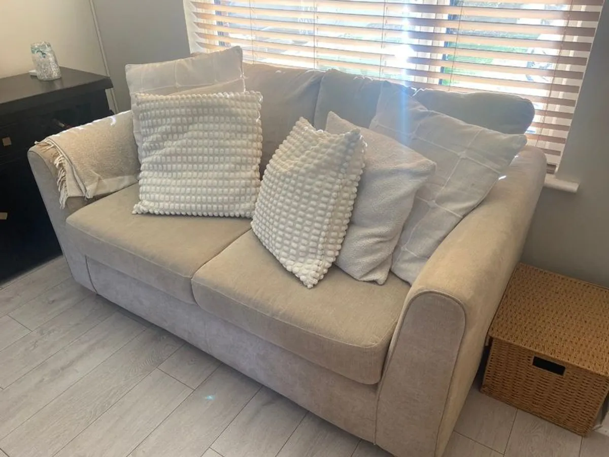 NEED GONE BEFORE TUESDAY Comfortable two seater couch - Image 3