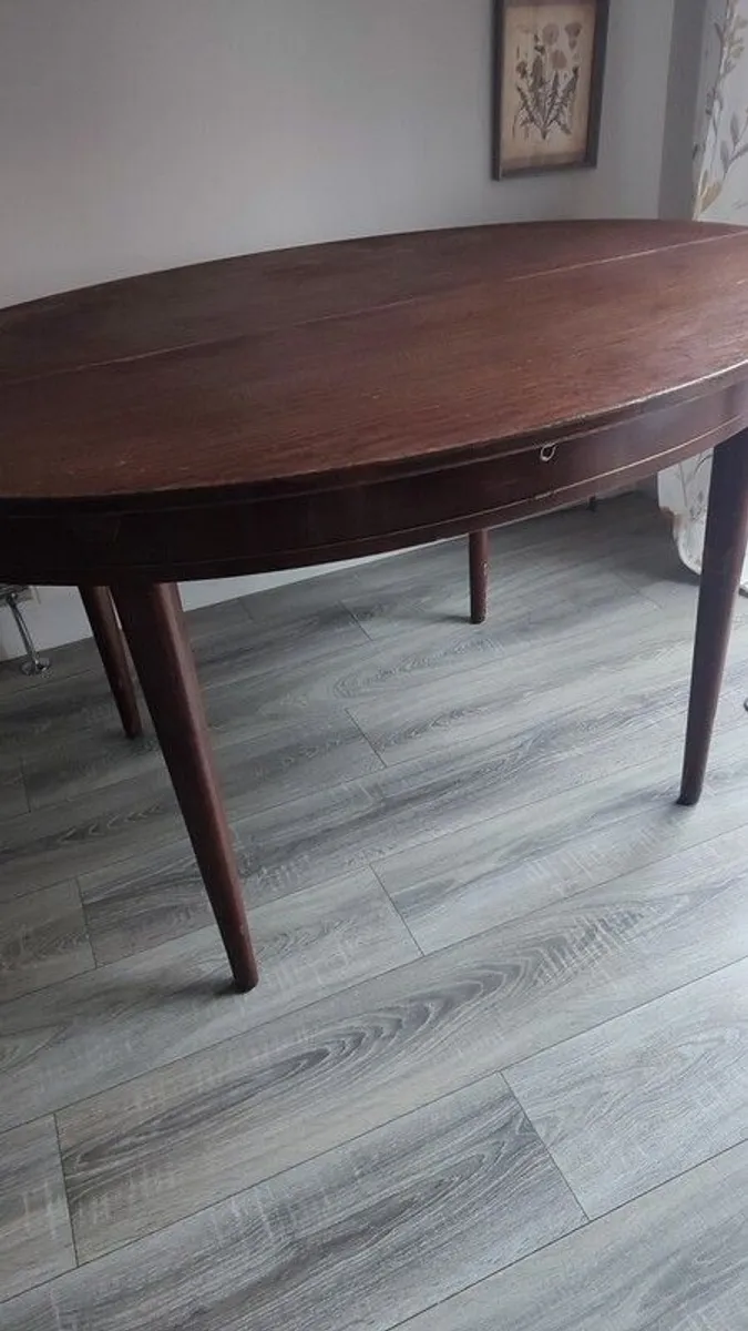 Extendable dining table - Image 1