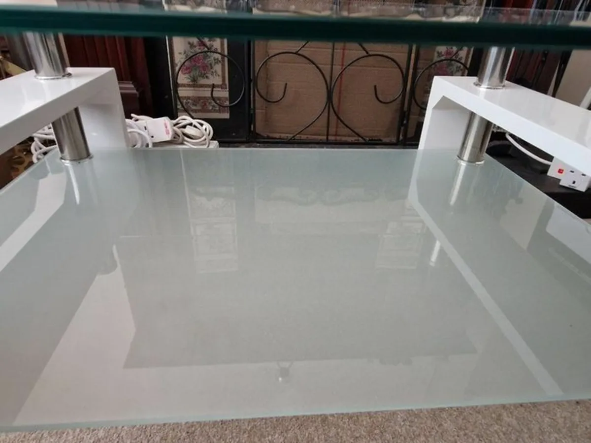 Beautiful Glass Coffee Table - Image 4