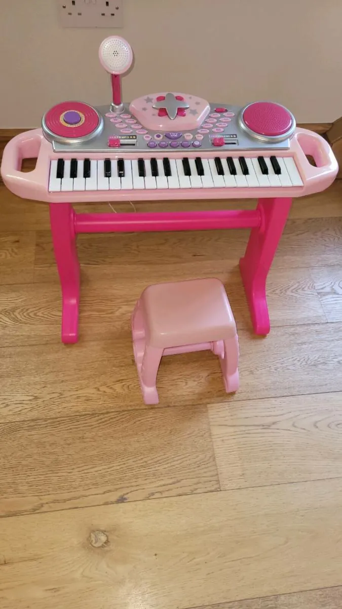 Pink keyboard and stool - Image 1
