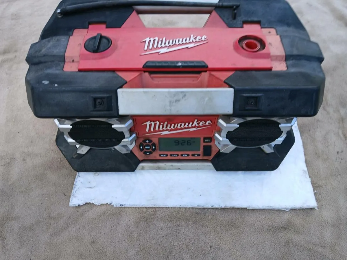 Milwaukee m18 radio/bag/ dewalt drill - Image 2