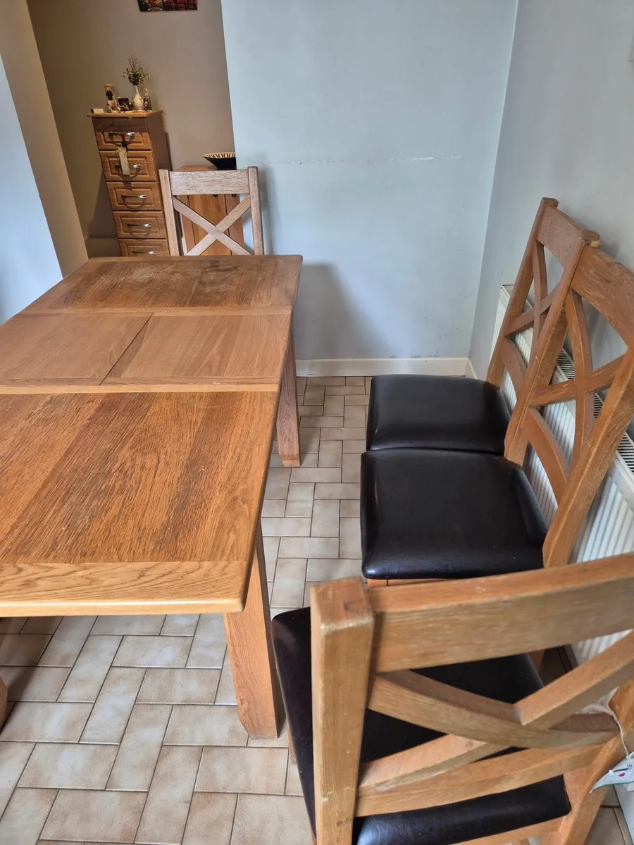 Table and chairs - Image 2
