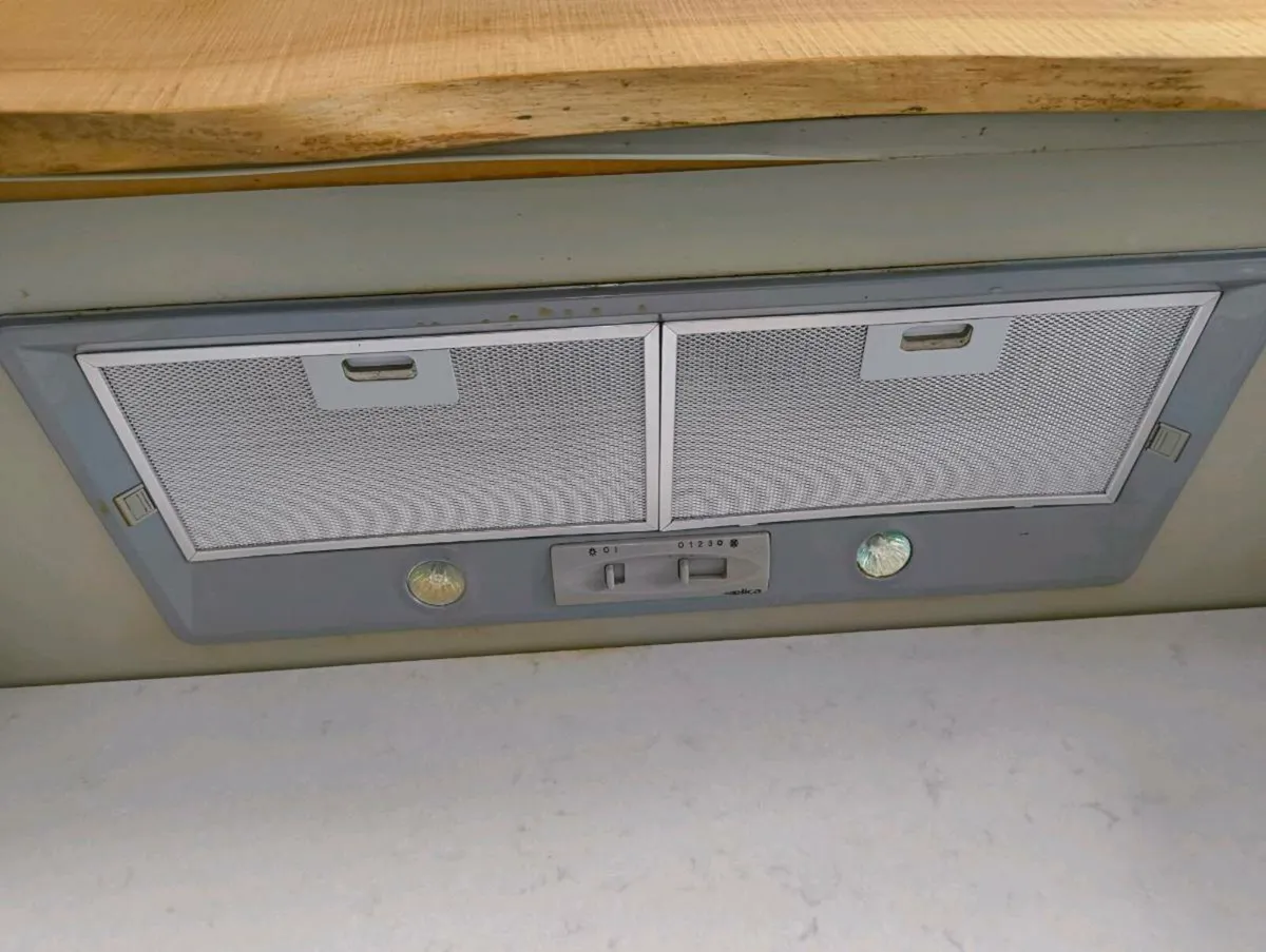 Cooker pelmet / integrated cooker hood - Image 3