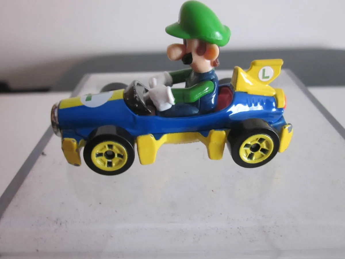 Hot Wheels GBG 27  Mario Kart 1:64 Die-Cast  Luigi - Image 3