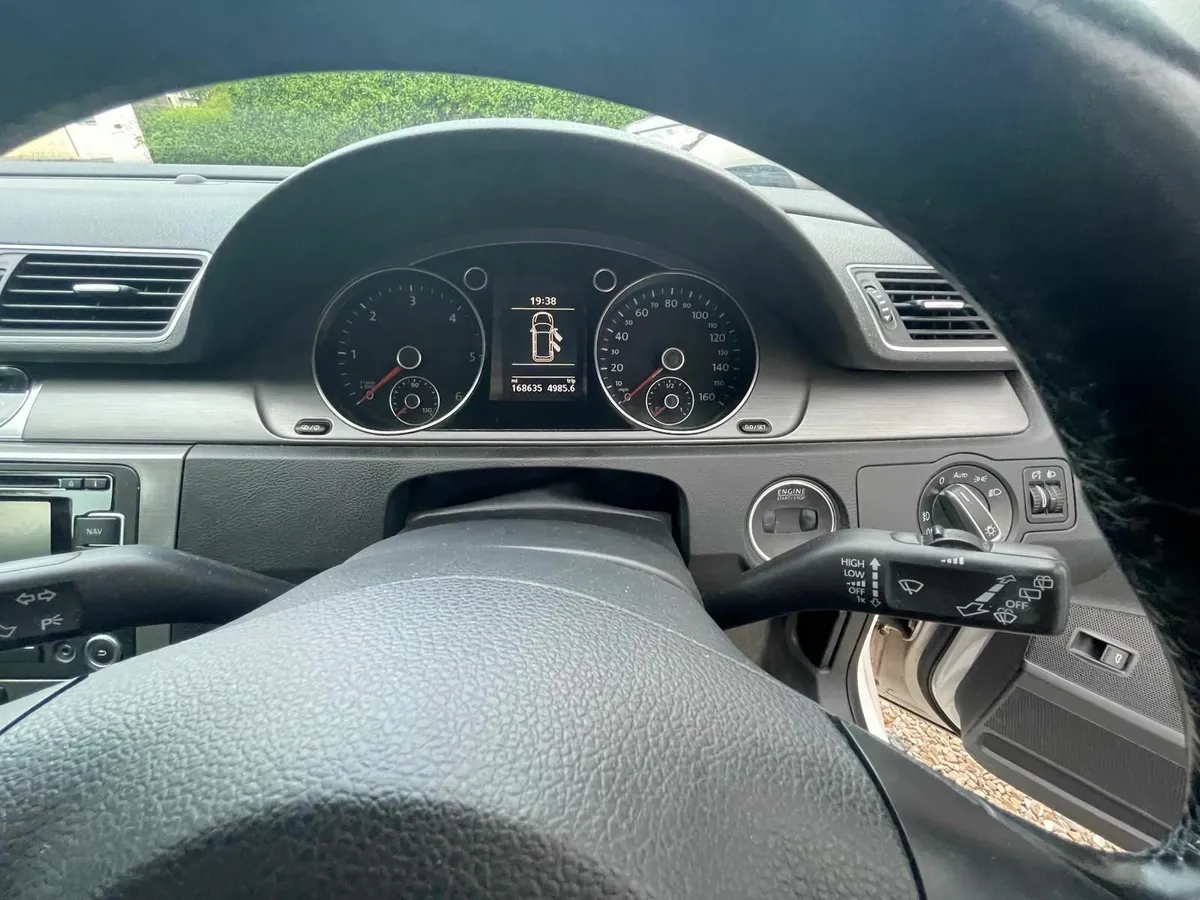Volkswagen Passat 2012 - Image 3