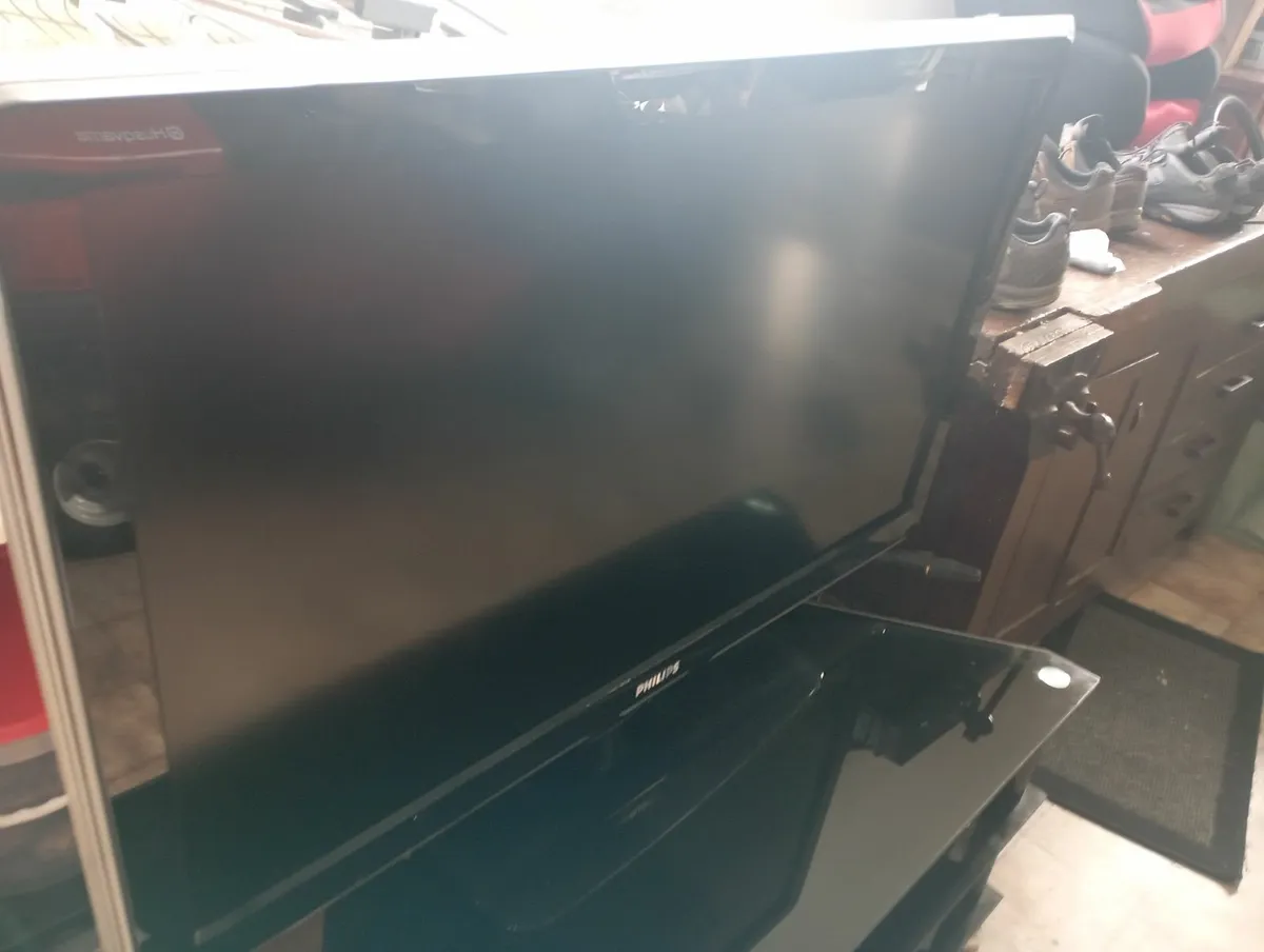 TV and TV stand - Image 3