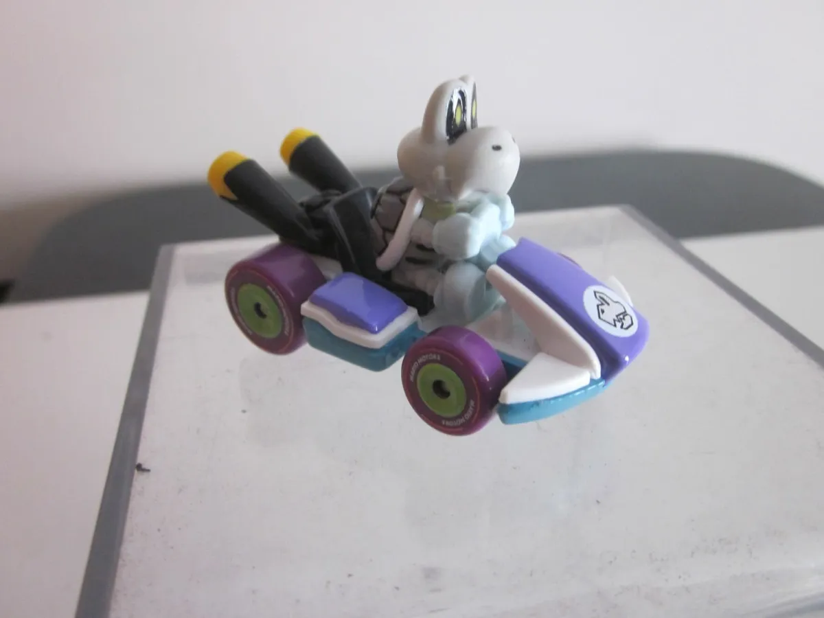 HotWheels GBG 26 MarioKart 1:64 Die-Cast Dry Bones - Image 1