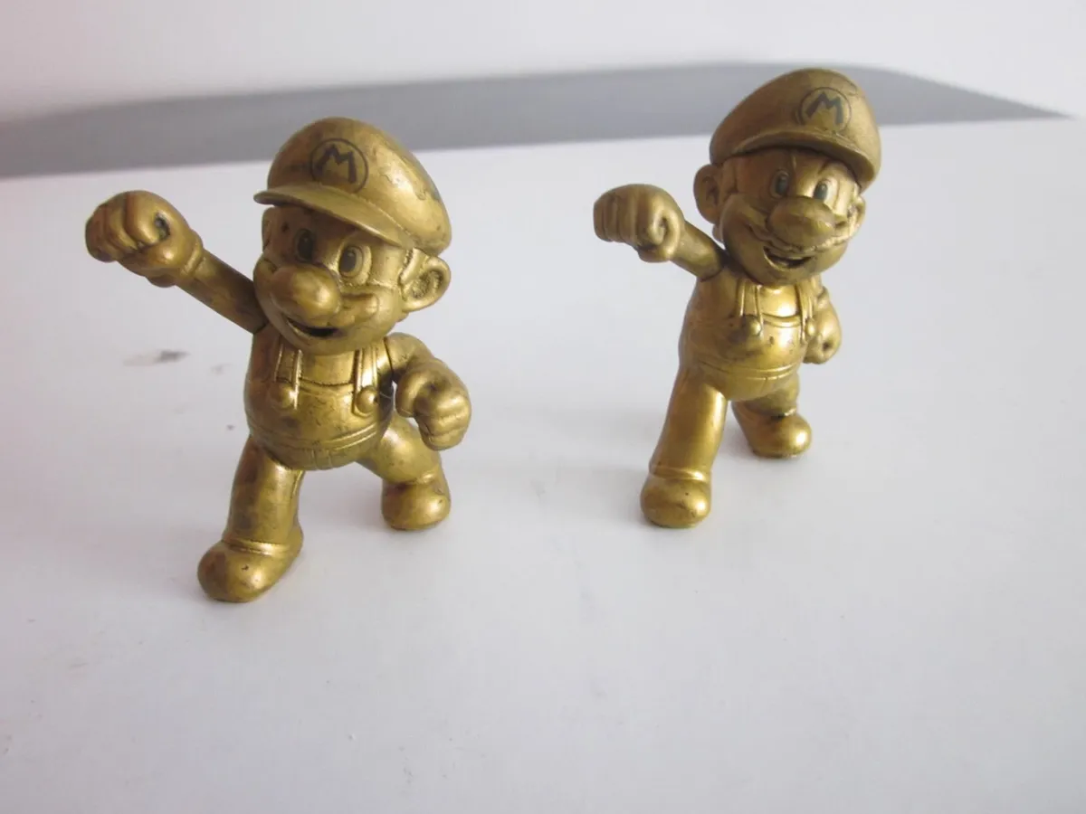Nintendo Gold Trophy Series Super Mario Jakks 2.5" - Image 1