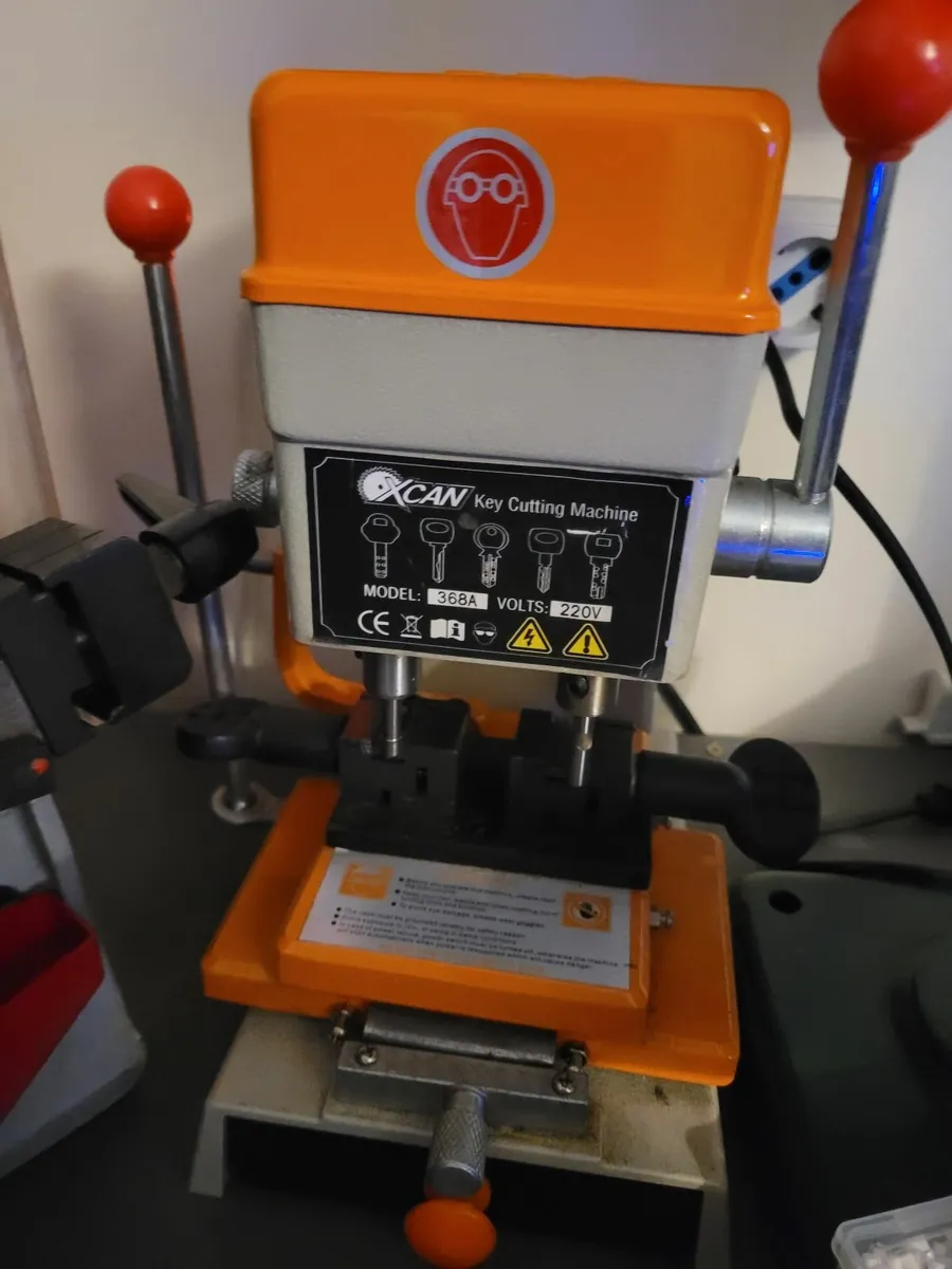 Key cutting machine - Image 1