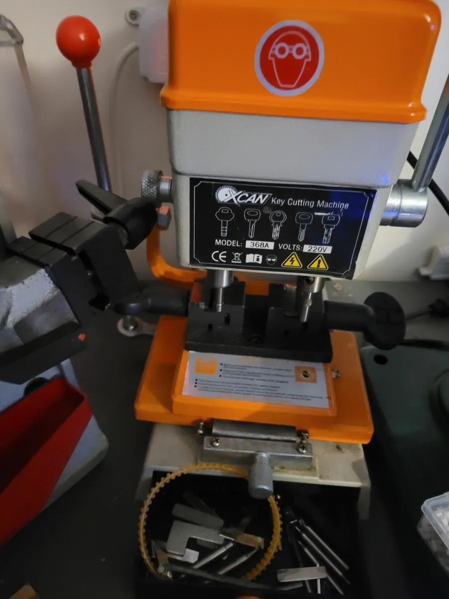 Key cutting machine - Image 2