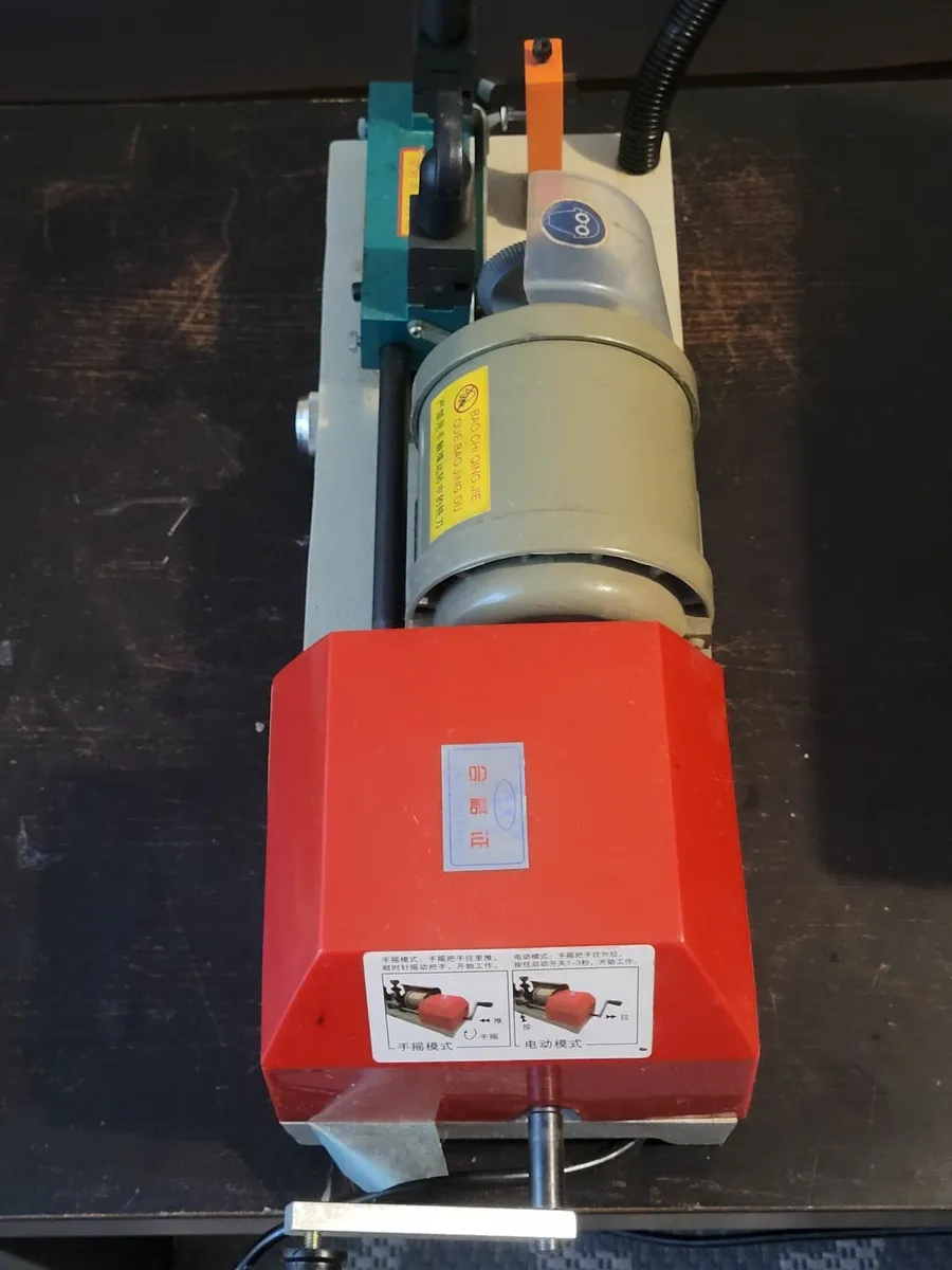 Key cutting machine - Image 1
