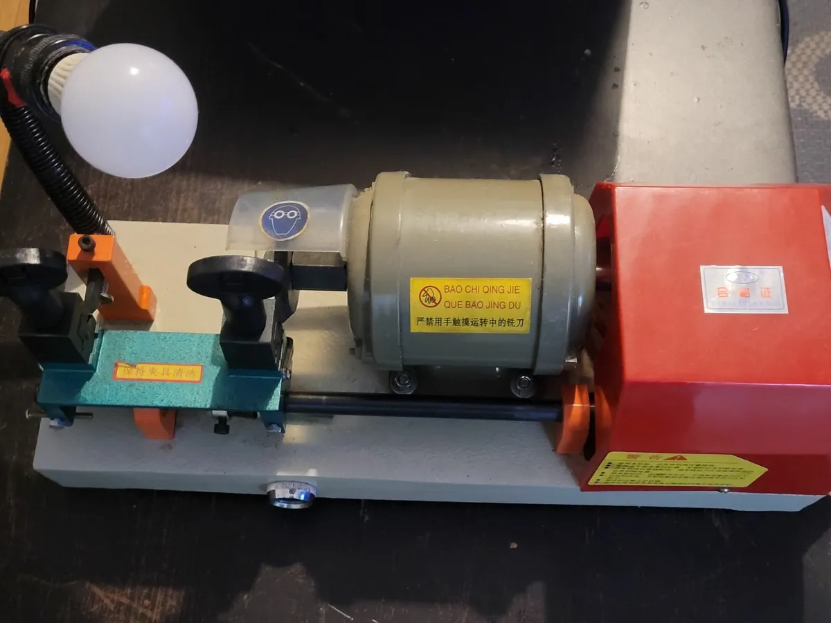 Key cutting machine - Image 2