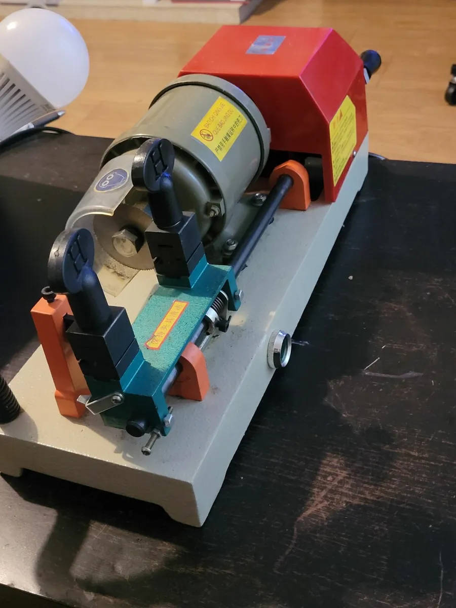 Key cutting machine - Image 3