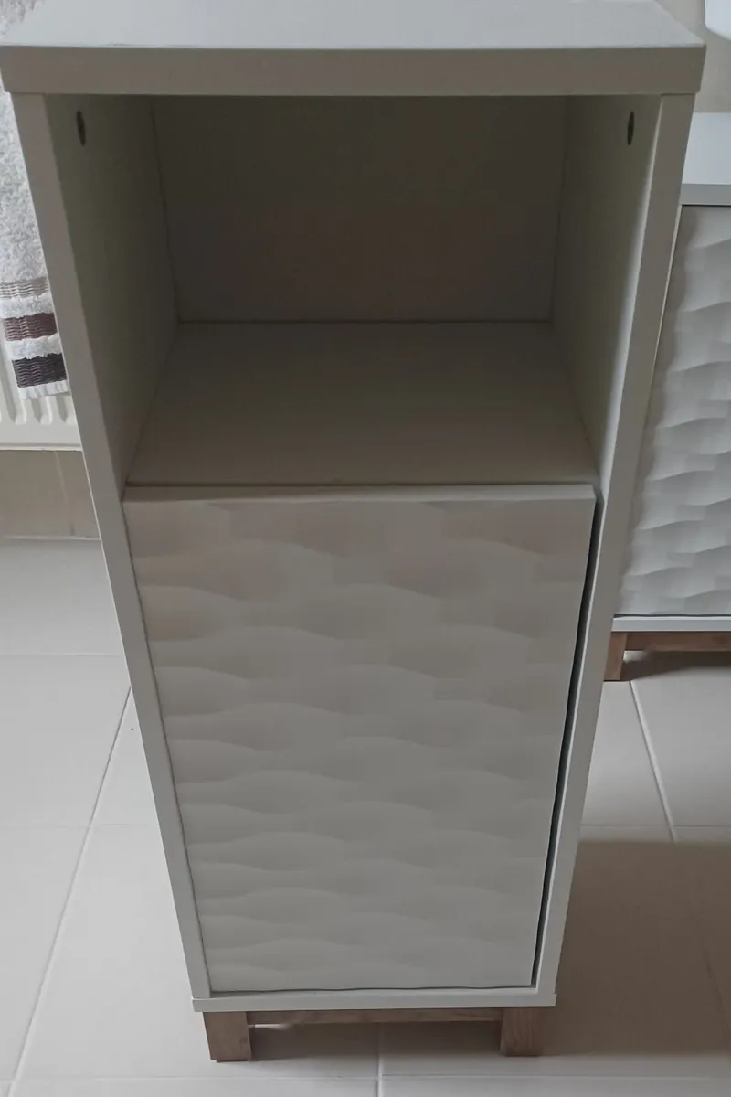Bathroom cabinets - Image 1
