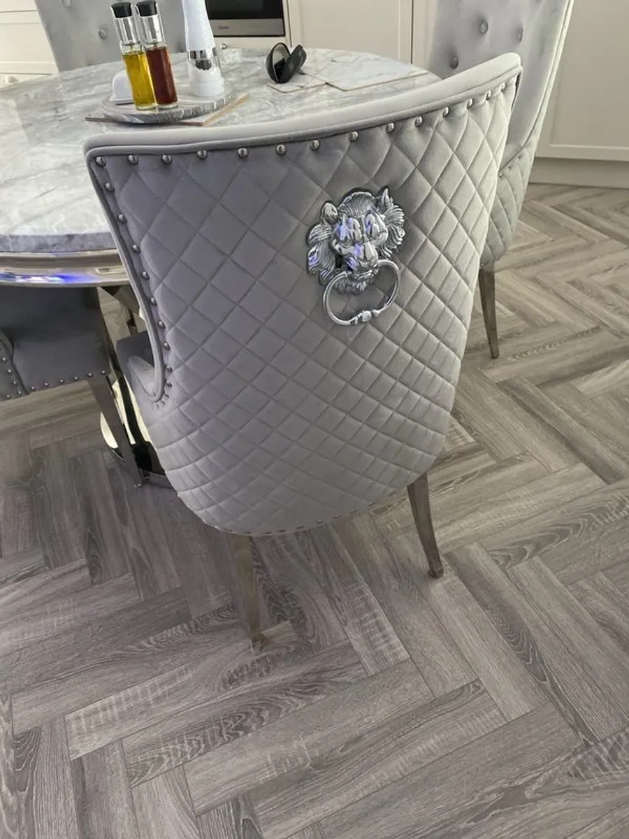 Four knockerback chairs and two island stools - Image 3