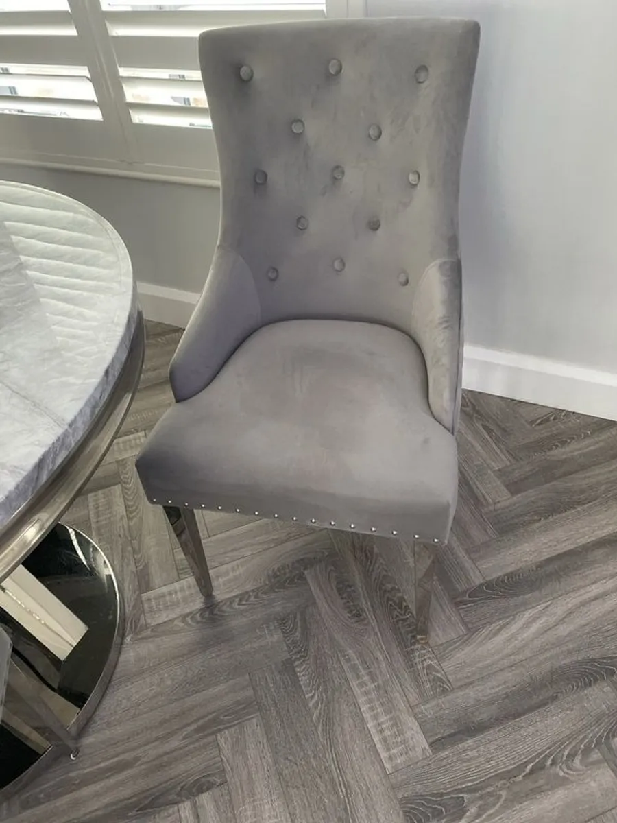 Four knockerback chairs and two island stools - Image 4