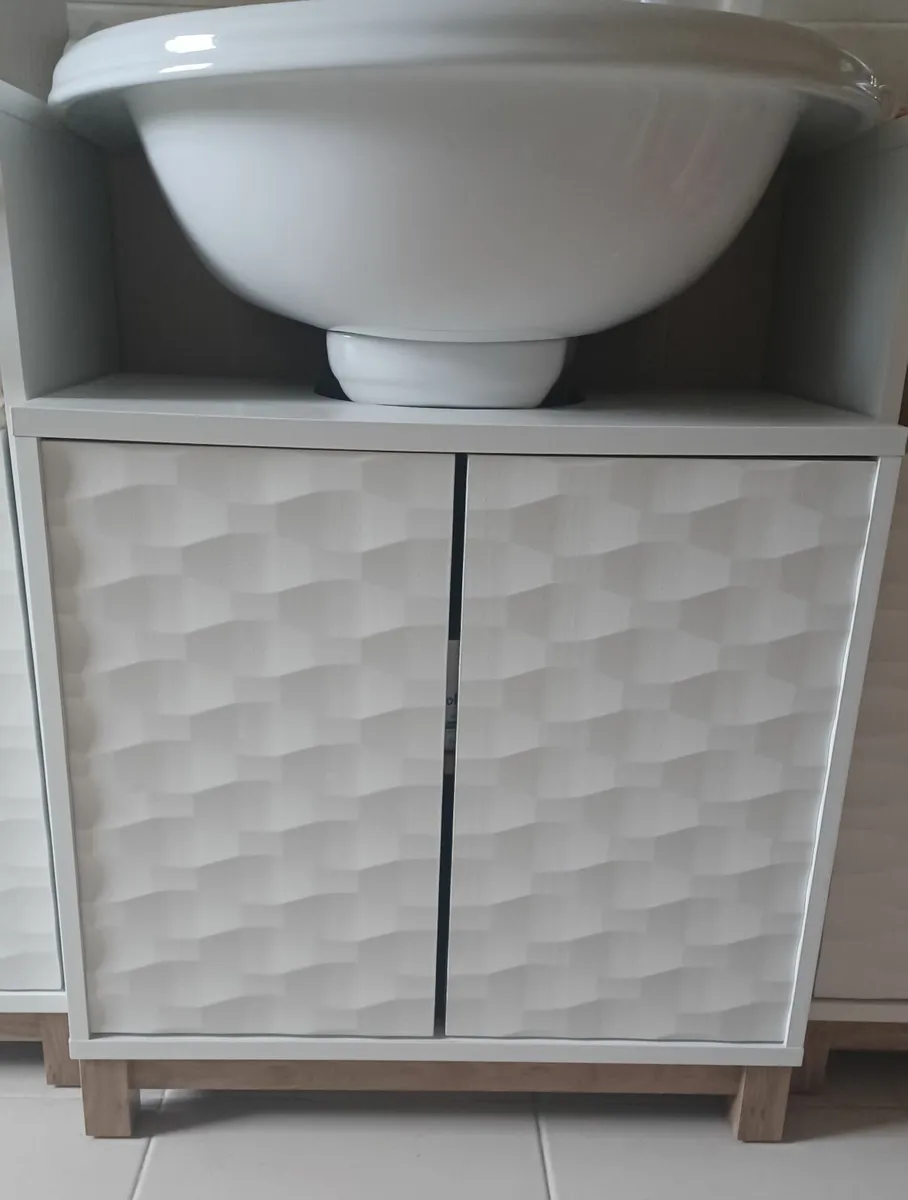 Bathroom cabinets - Image 1