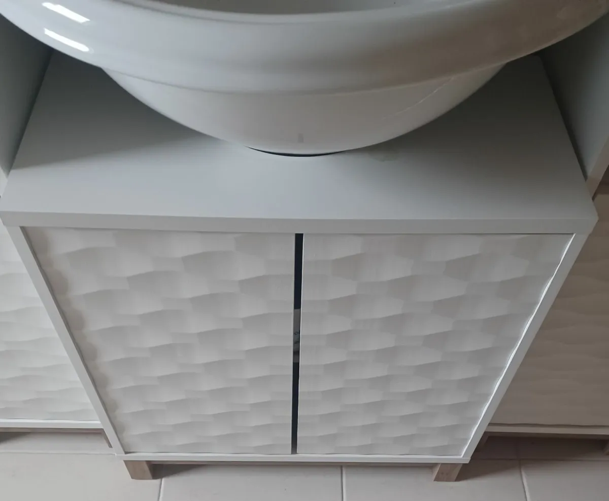 Bathroom cabinets - Image 2