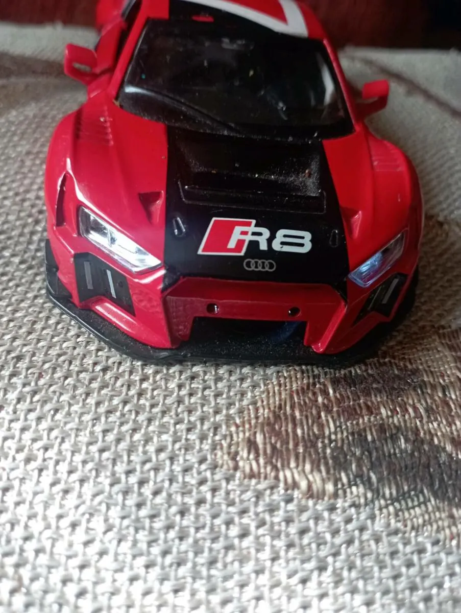 1-32 SCALE PULL BACK ALLOY TOY AUDIO R8 LMS. - Image 1