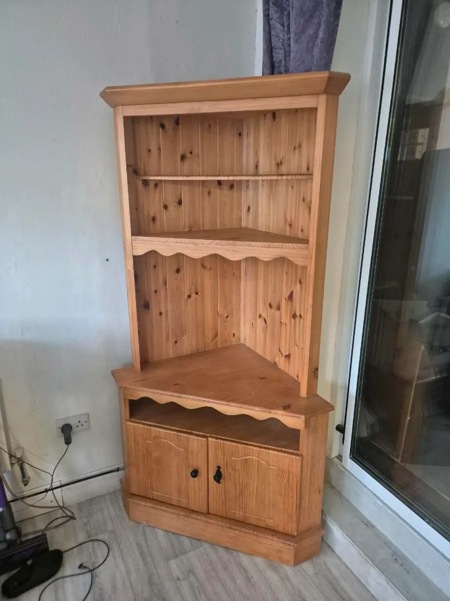 Corner dresser